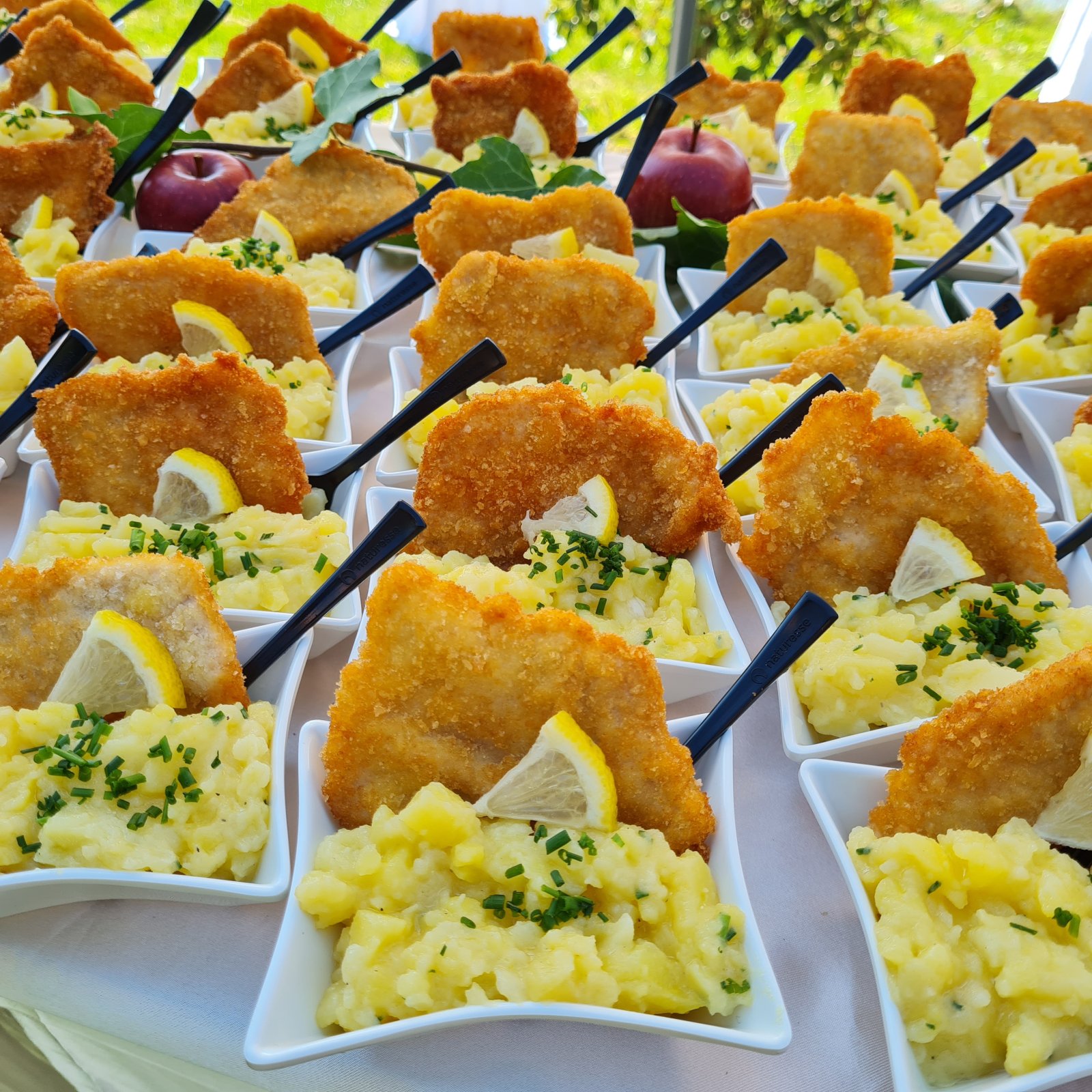 Mini Wienerschnitzel auf Kartoffelsalat